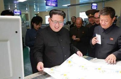 金正恩實(shí)地考察蒲公英作業(yè)本工廠 高度認(rèn)可人性化實(shí)用設(shè)計(jì)理念